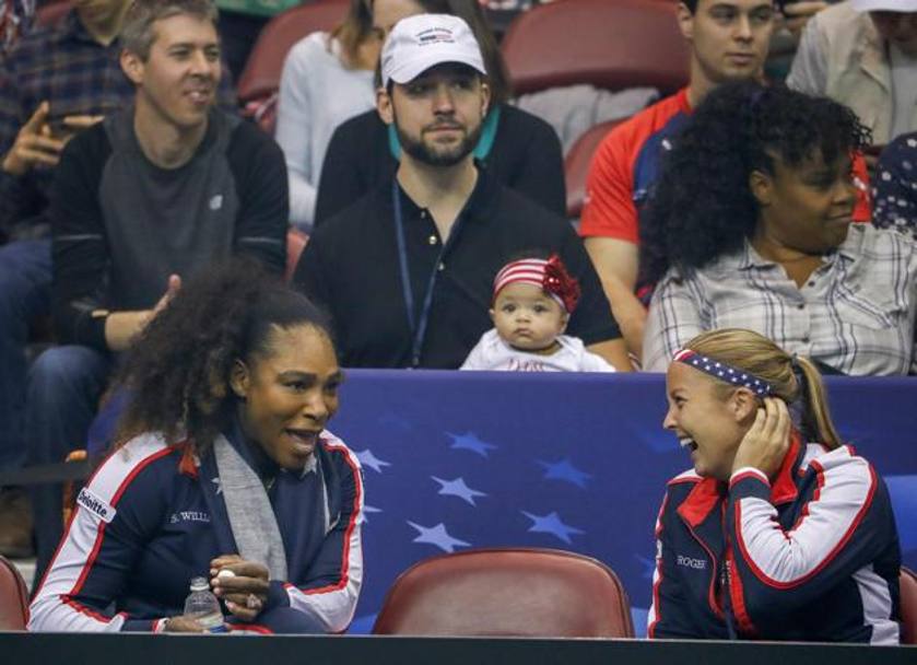 Serena Williams  pronta a tornare alle competizioni, nel 1 turno di Fed Cup dove scender in campo nel doppio, e alle sue spalle c&#39; la spinta decisiva: la figlia Alexis Olympia, nata il 1 settembre scorso, in braccio a pap Alexis. 